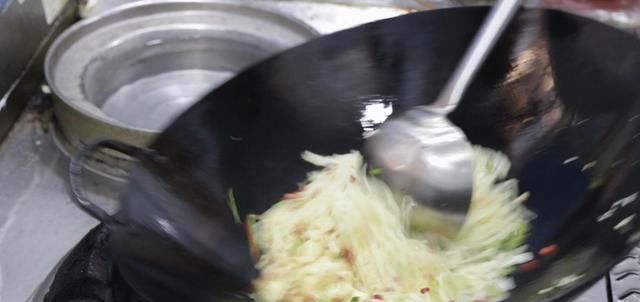 土豆丝里打2鸡蛋,没想到这么好吃,我家隔天就想吃,出锅被抢光