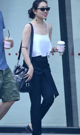 身材苗条|街拍:图四米白色的连衣裙,身材苗条,这样的小姐姐很迷人