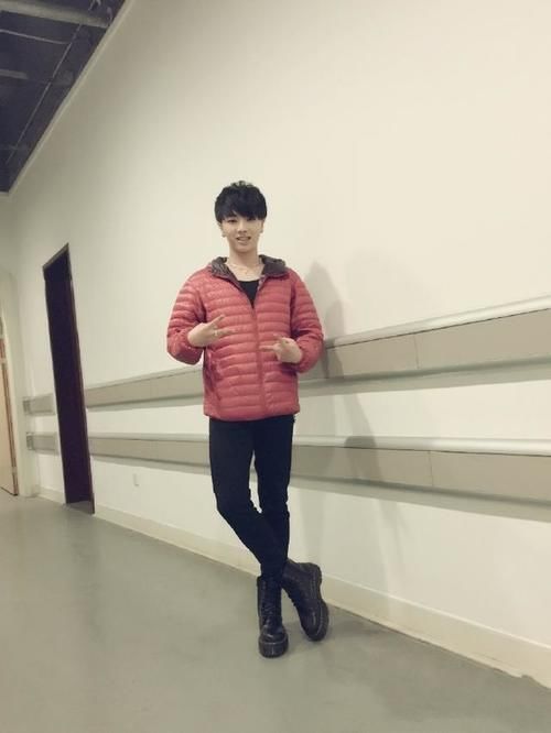 艾斯|華晨宇演哭戲用力過(guò)猛，導(dǎo)致下巴脫臼，一下就能看出整沒(méi)整容