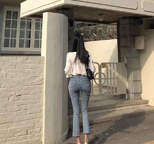 迷人|穿紧身牛仔裤，展现出美好身材，性感又迷人！