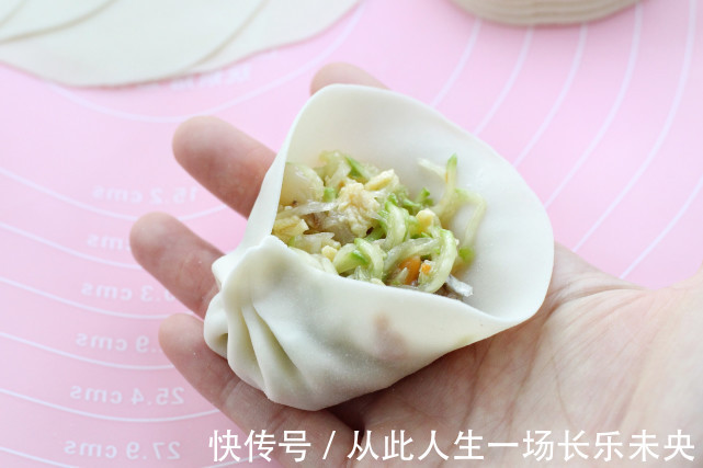 不揉面不发酵,用饺子皮做水煎包,皮薄馅大倍儿鲜美,当早餐正好