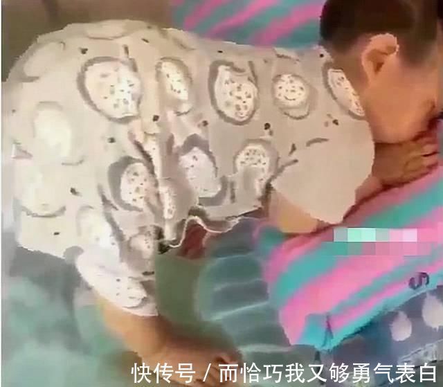 睡姿|2岁宝宝趴在床上没动静,10分钟后妈妈过去一看,结果笑喷了