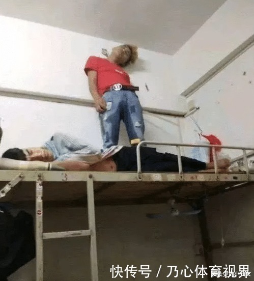 “舍友喜欢梦游，住上铺也太危险了”仔细观察后发现问题并不简单！