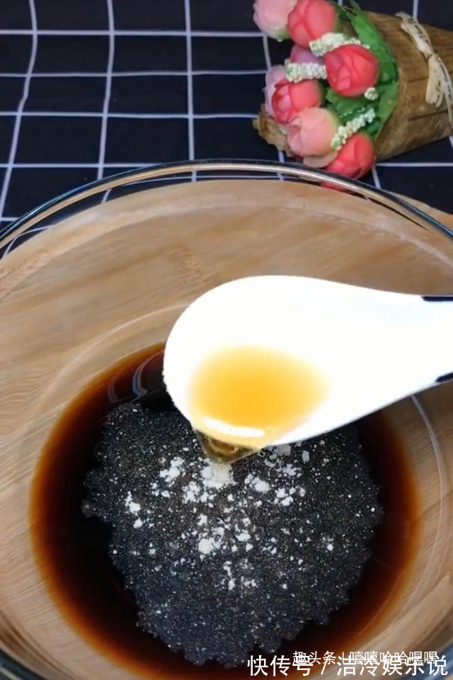 凉拌鸡腿,咸鲜微辣,吃着开胃又下饭,鲜嫩又多汁哟!