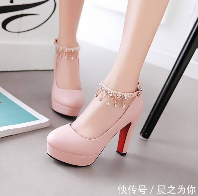 黑丝带 时尚水钻圆头高跟鞋,彰显女性气质,还能修饰小蛮腰