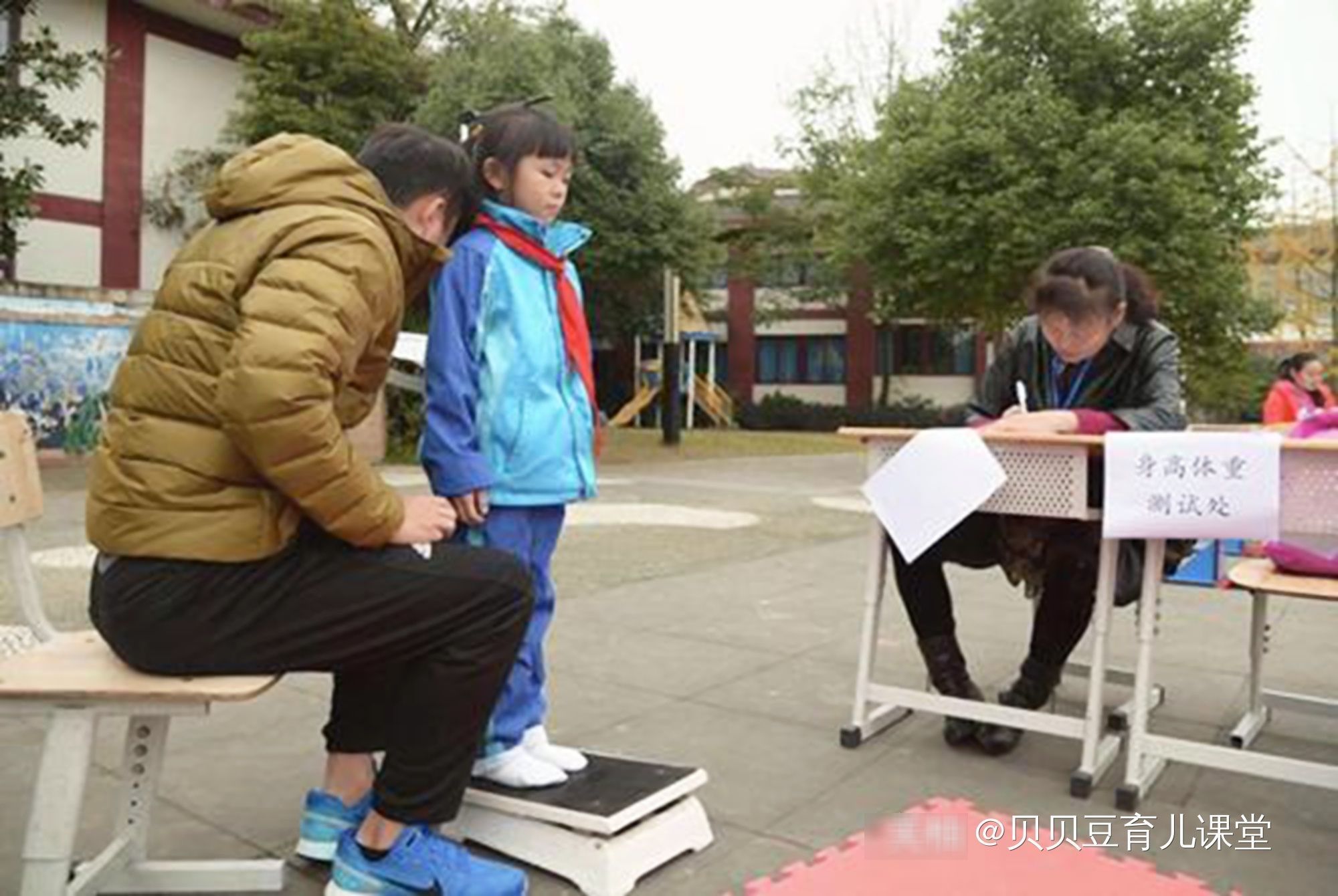 青春期|女孩生长规律和男孩有啥不同？初潮是分水岭，做好这些还能搏一搏