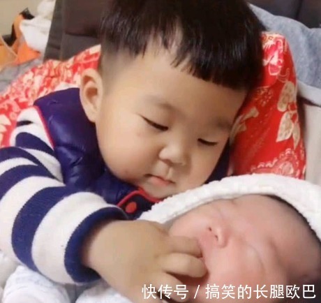 弟弟妹妹|3岁大宝看电视,3个月的妹妹忽然哭了,之后的画面很有爱