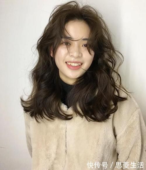 发量|过年别乱烫头发,试试今年流行的“慵懒法式烫”,圆脸方脸都适合