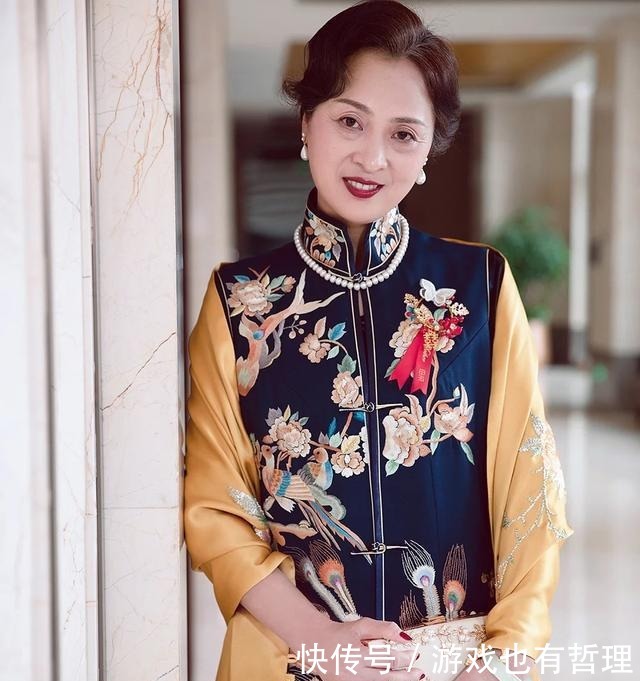 素雅|婚礼上婆婆丈母娘高调走红毯,穿红色旗袍比美,把新娘风头都抢了