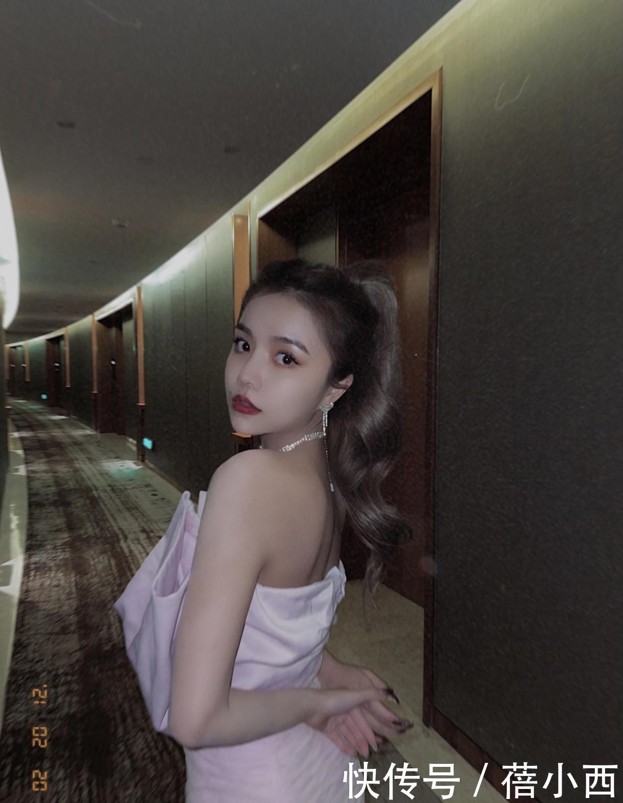 安崎真是迷死人了!原来小个子穿抹胸裙这么性感,线条迷人又招摇