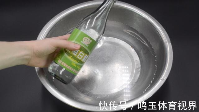 不管拖鞋多脏多黑,简单的泡一泡,拖鞋立马干净如新
