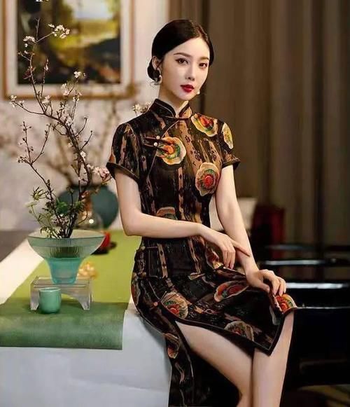 中年女人开春穿什么？当然是旗袍最漂亮了