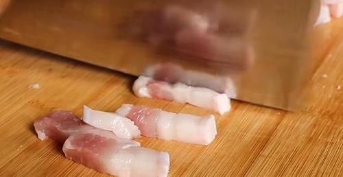 年夜饭猪肉好吃做法，淋2个鸡蛋，老做法教给你，吃一次就忘不了