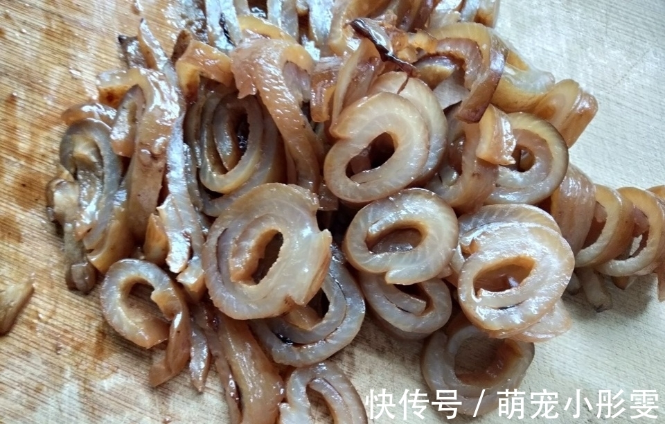 猪皮|它价格比猪肉低，10块钱做一盆切切就上桌，看到最后：果然是简单