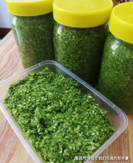 技巧|腌韭花酱的季节到了，记住一个技巧，放一年也绿油油的，鲜香不变质