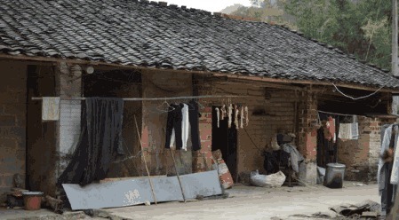 喜出望外|双目失明的孩子,却天天盯着衣柜看,男子查明后一家人喜出望外