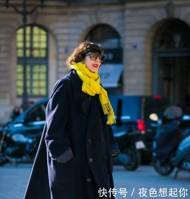 系法|喜欢穿大衣的女人,围巾建议这些“时髦系法”,脸都偷偷小一圈