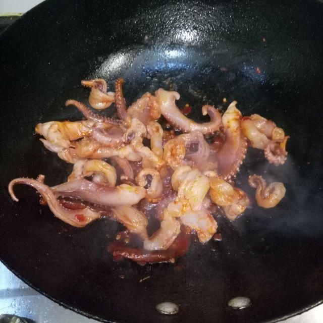 辣炒鱿鱼须，滋味十足，下酒下饭