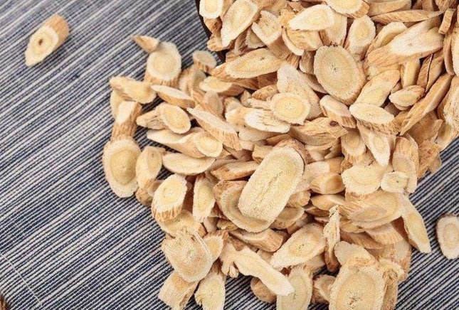 补气|退休教师吃黄芪一个月,身体大变化,那么黄芪究竟有什么作用呢