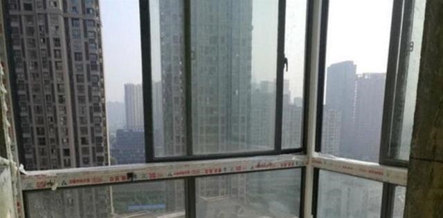 窗户|与其把窗户更换掉,倒不如这样来处理,邻居的做法真不错