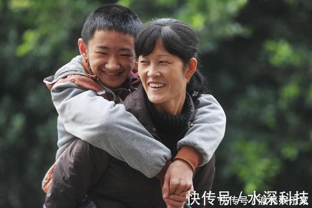 孩子|央视多次曝光“夺命杯”,内含有害物质,热水进两秒后变成毒水