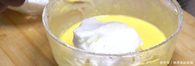 美味的蛋糕上下颠出气泡,电饭锅就可以,快来试一试