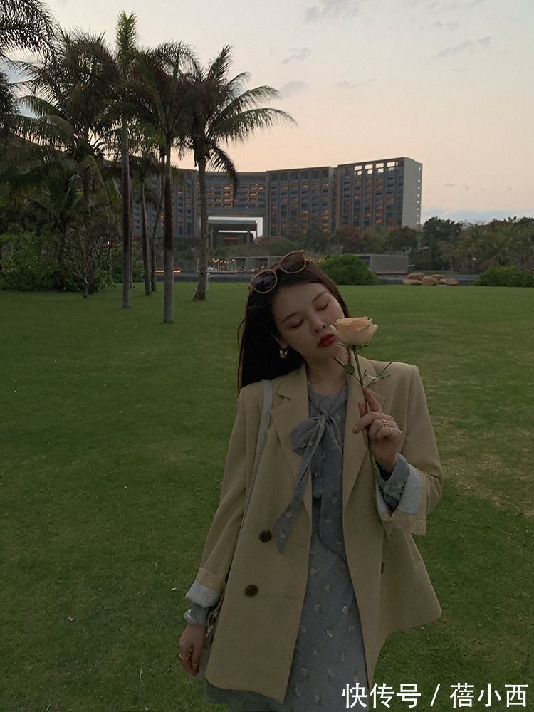 秋季 真正有品味的女人,入秋第1套搭配首选“外套+裙子”,时髦又高级