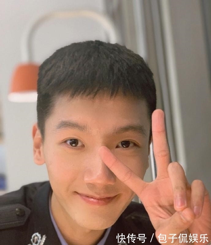 男大学生$开幕式上的“假笑男孩”,真实学历惊艳众人,女朋友也是学霸一枚