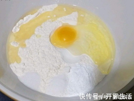 黄油|炸油条时，别加酵母和黄油了，早餐店老板：教你一招，金黄香酥脆