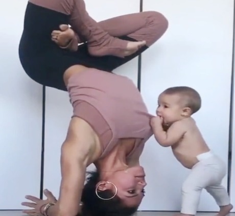 小宝贝|宝妈倒立着练瑜伽,宝宝觉得好奇,接下来的动作真是太可爱了