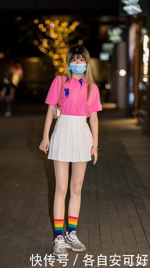 粉色短袖T恤搭配白色百褶裙,青春靓丽,甜美可爱