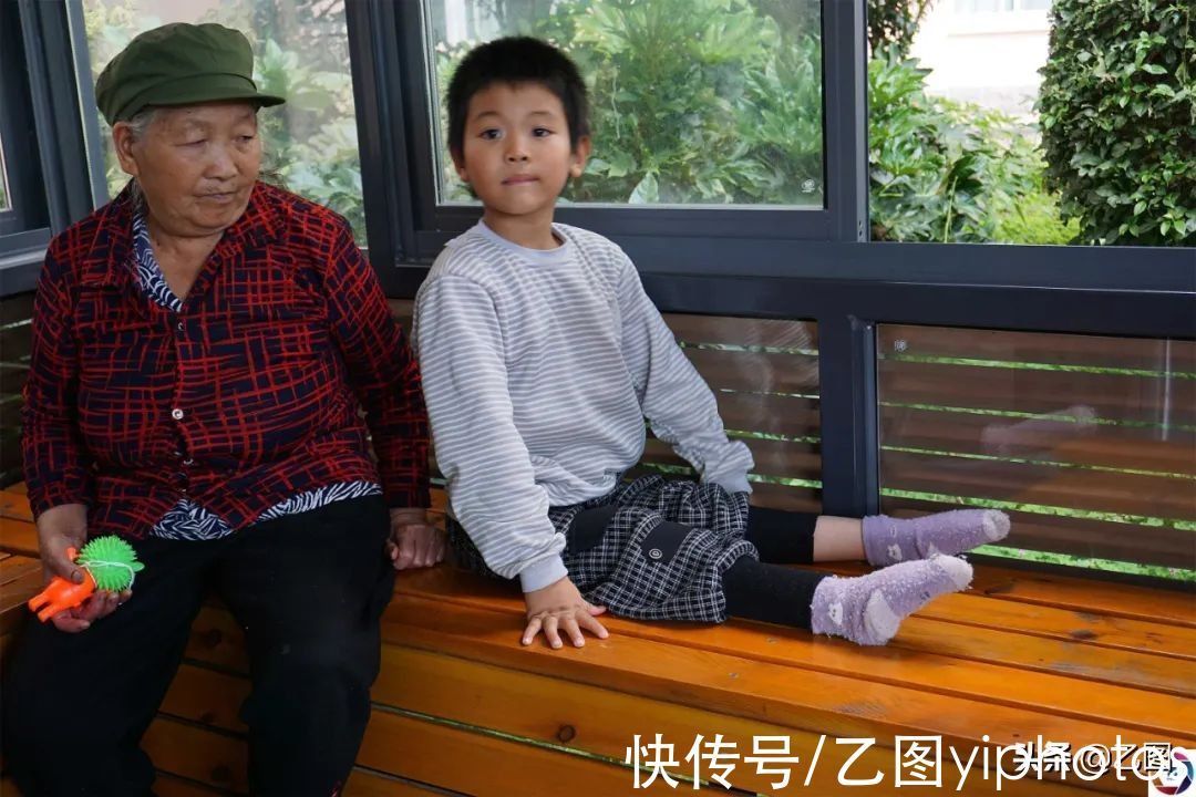 奶奶|家里盖房子,奶奶刚一转身2岁孙子从台阶上滚落,孩子一辈子毁了