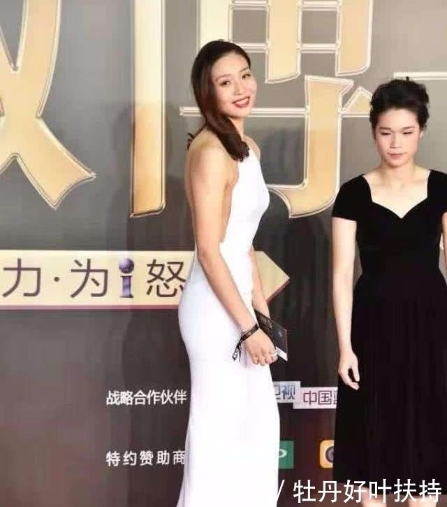 二传|魏秋月露背装,身材窈窕,气质高雅,不愧是当时亚洲最美二传!
