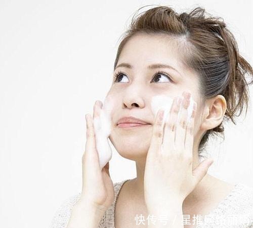 大了当|脸刚“打湿”就用洗面奶?难怪脸会没洗干净,毛孔也逐渐变大了