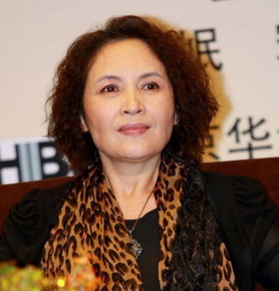 发型 女人如果还没到60岁,这3款“大妈发型”尽量别留,会显老很多