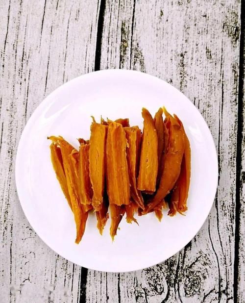 不油炸，热的时候红薯片是软的，简单几步，又酥又脆