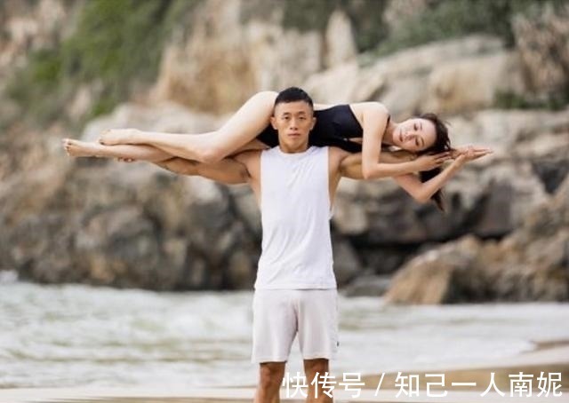 吕丽君|16亿富婆吕丽君晒近照,腾空躺在肌肉壮汉身上,男方身材健硕有型