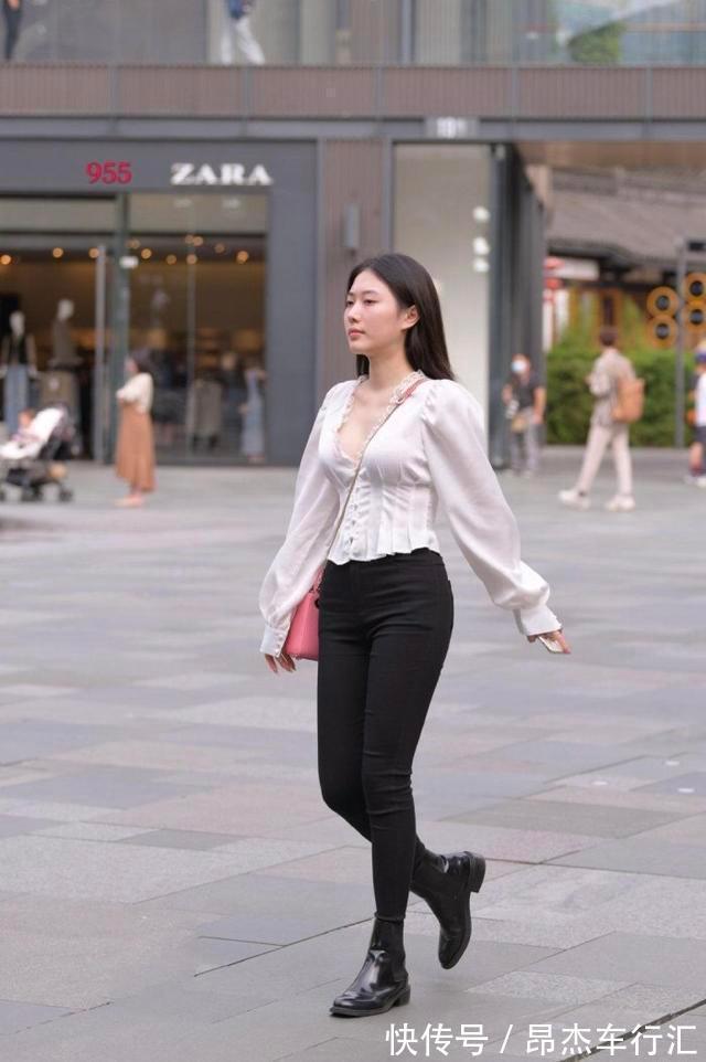 丝绸 丝绸白色上衣搭配黑色长裤,娇嫩丰盈,温文尔雅