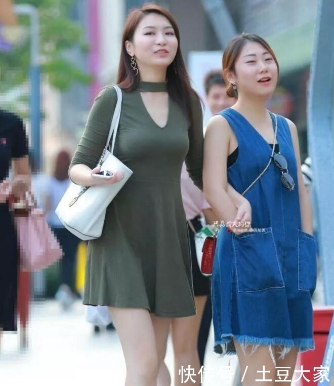 牛仔裤|时尚的小姐姐,一条普通的牛仔裤,照样把她修长的美腿展现出来了