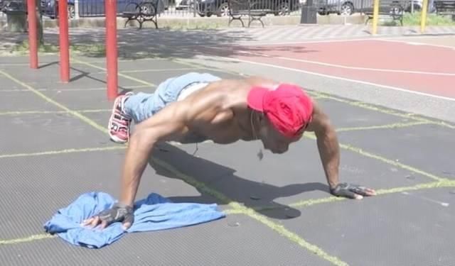 胸部|俯卧撑增加胸部刺激,黑人小伙演示如何练大胸肌?循环训练法则!