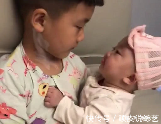 妹妹|“小暖男哥哥”贴心照顾妹妹火了,被哥哥宠溺的小眼神融化了!