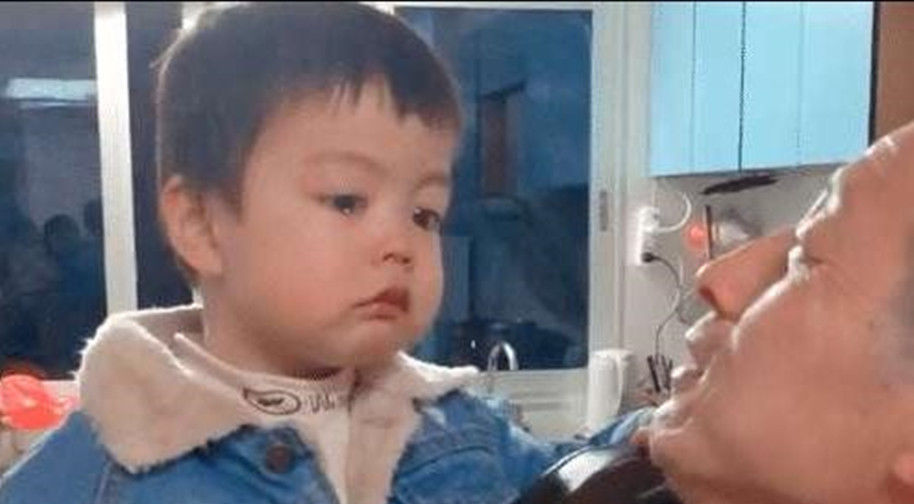 妈妈|宝宝“吃醋”表情萌翻网友,看到妈妈只抱了姐姐,弟弟心里很委屈