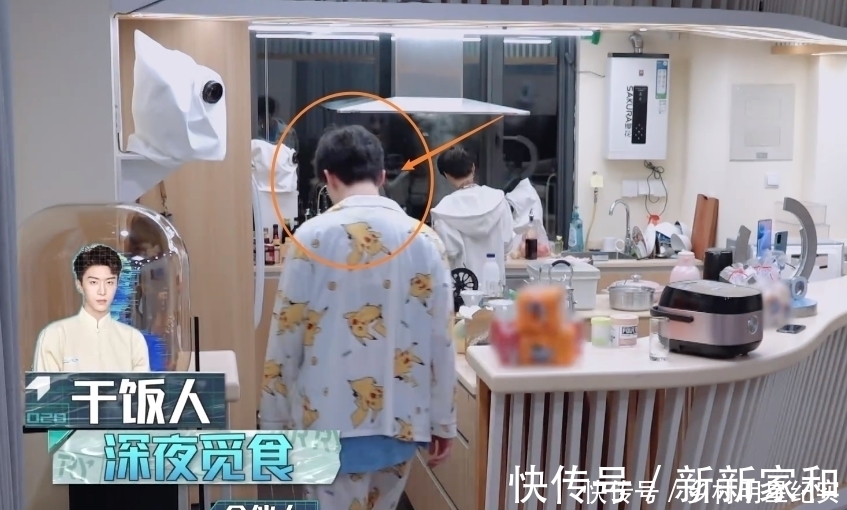 刘雨昕把排骨烧焦,范丞丞反应太真实,确定不进行一下表情管理?