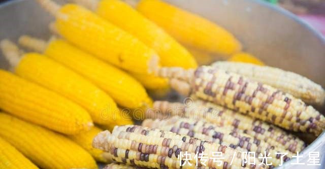 香甜|玉米大量上市,煮的时候多放这2样,玉米香甜软糯,比买的好吃!