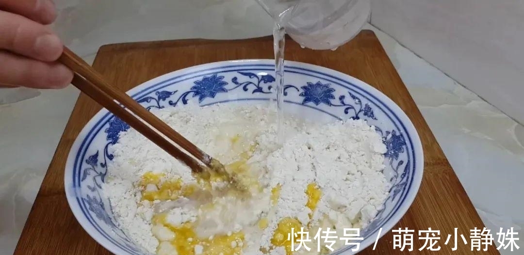 面粉又出新吃法，揉一揉锅里一扔，松软又香甜，比麻团面包都好吃