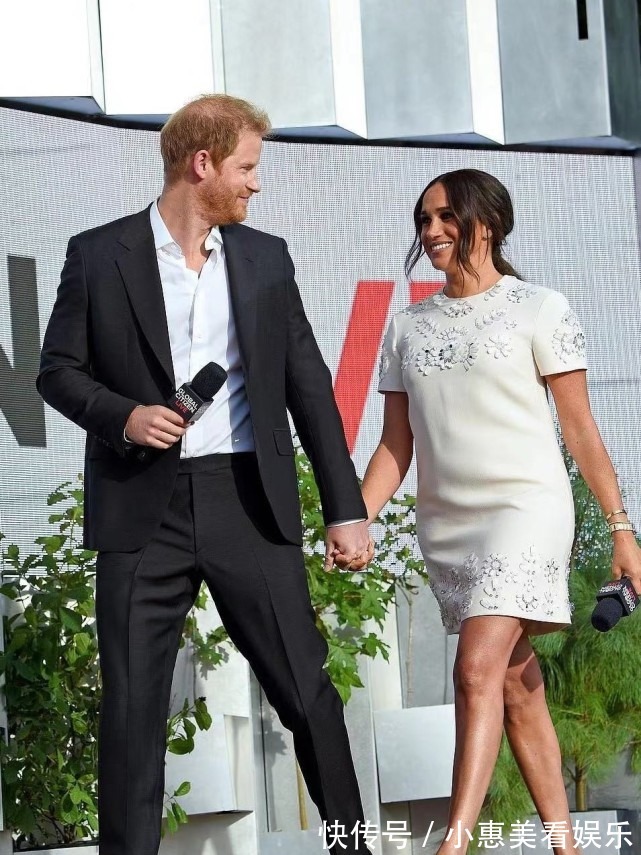 梅根|梅根穿超短白裙秀出漫画腿!扎低马尾显老十岁,窝哈里怀中像大妈