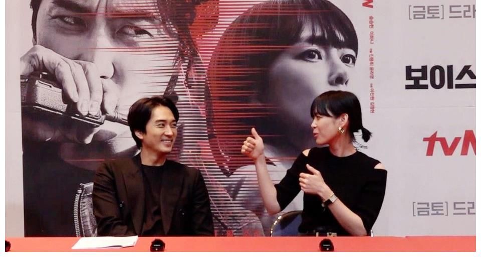 voice|《VOICE4》宋承憲挑戰美國警察烙英文 謙稱「後悔沒好好學習」WINNER姜昇潤狂