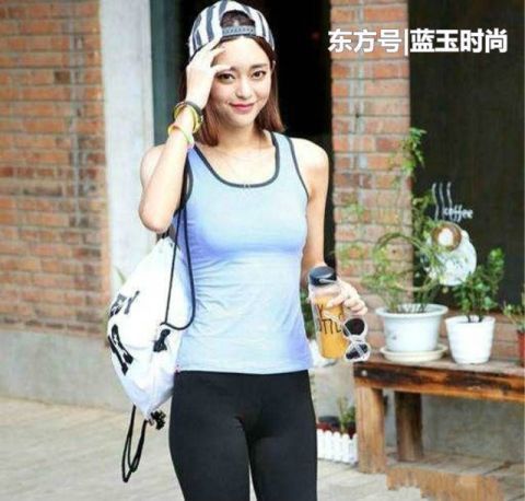 街拍打底裤的设计时尚大气非常的合贴身形,更能展现小姐姐身姿