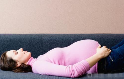 孕妇枕|平躺睡觉,胎儿啥感受?孕妈知晓后很心疼,附孕期不同阶段的睡姿