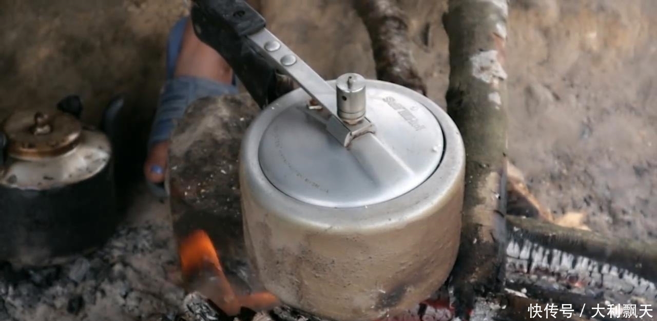 尼泊尔|尼泊尔山区农村建房子,主人砍五斤黑猪肉,红烧猪肉招待帮忙的